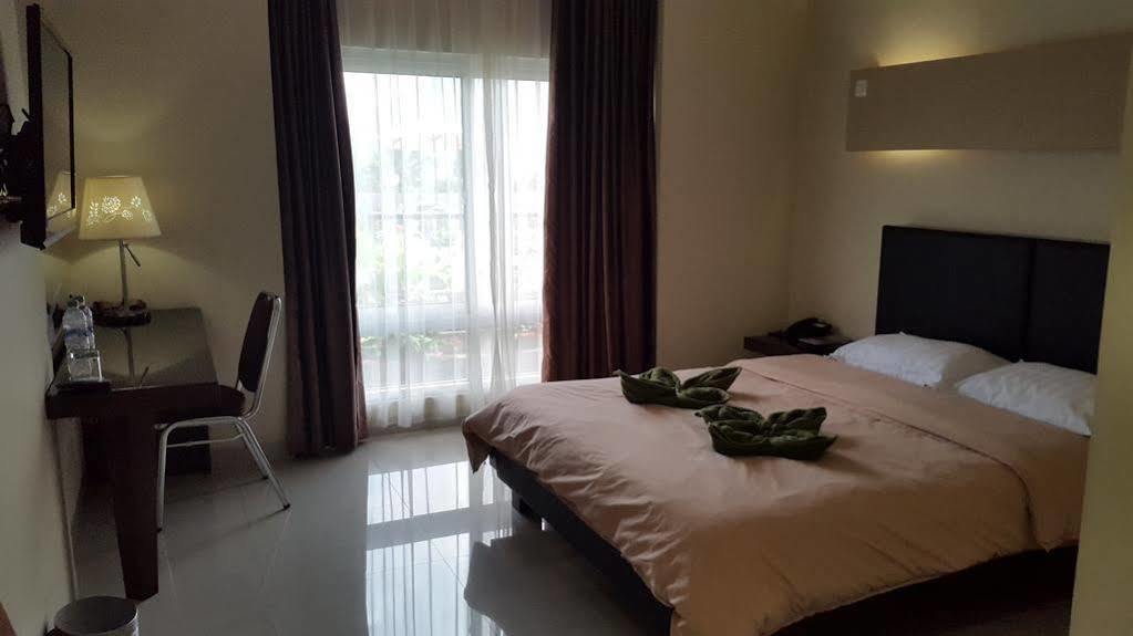 Jhoanie Hotel Tomohon Exterior photo